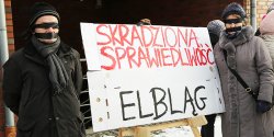 Grupa elblan protestowaa pod Ratuszem. "Okazujemy nasz sprzeciw wobec polityki dyktatury"