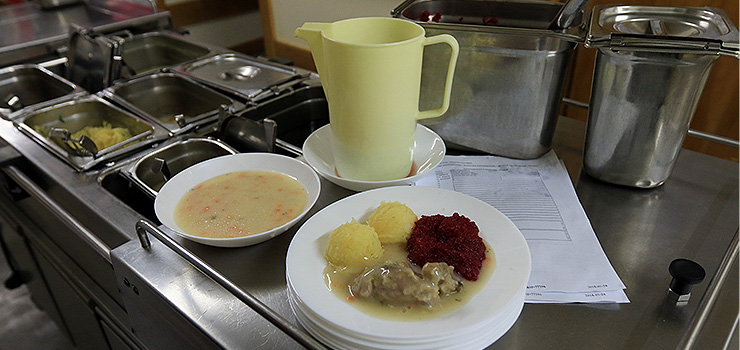 Firmy cateringowe serwuj uczniom i pacjentom przeterminowane jedzenie. Jak sytuacja wyglda w Elblgu?