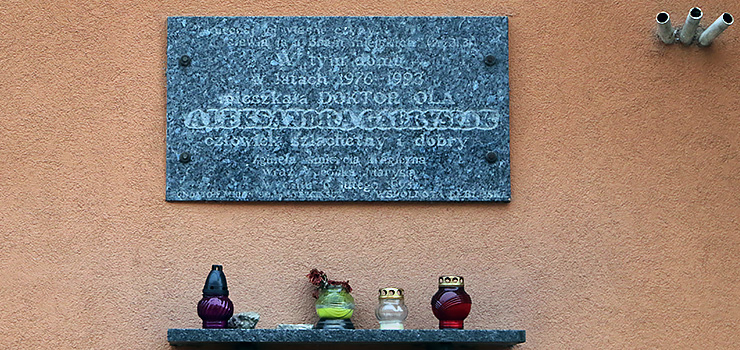 "Dla jednych jej postawa jest wzorem, dla innych wyrzutem sumienia". Od tragicznej mierci doktor Oli minie 25 lat
