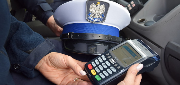 Mandat można zapłacić w radiowozie, ale tylko kartą płatniczą