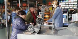 "Mamy sygna�y od pracownik�w. Na razie w�a�ciciele dyskont�w sprawdzaj� jak daleko mog� si� posun��"