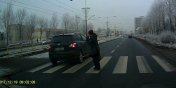 Omal nie potrci pieszej, wszystko zarejestrowaa kamera - zobacz nagranie