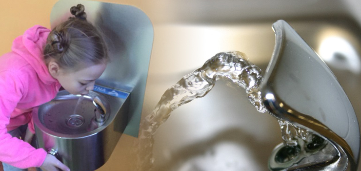 Poidełko w SP 18 zachwyciło dzieci i rodziców. "Jest ono bardzo oblegane"