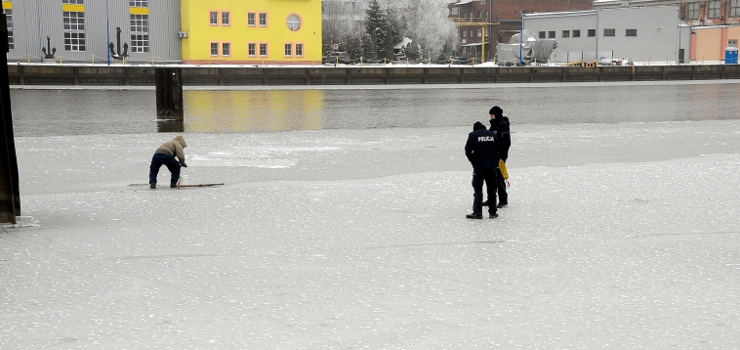 Interwencja policji na... rzece Elblg! Mczyzna wdkowa na cienkim lodzie!