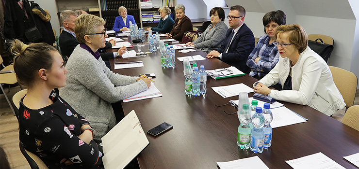 Muzeum postawione pod murem w kwestii płotu?