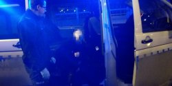 Nocna interwencja na Malborskiej. M�czyzna szed� z cz�ciowo opuszczonymi spodniami