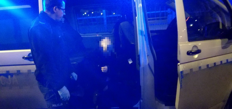 Nocna interwencja na Malborskiej. Mężczyzna szedł z częściowo opuszczonymi spodniami
