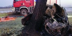 Tragedia na drodze pod Braniewem. Pi�ciu m�odych ludzi sp�on�o w samochodzie