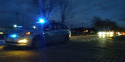 B��ka�a si� po Nowowiejskiej. Policjanci odwie�li zmarzni�t� kobiet� do o�rodka wsparcia