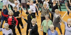 "Pe�ni werwy i rado�ci �ycia". Elbl�scy seniorzy powr�cili do lat 80-tych