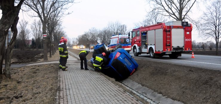 Dachowanie osobowej mazdy w Kazimierzowie! Kierowca bez uprawnień