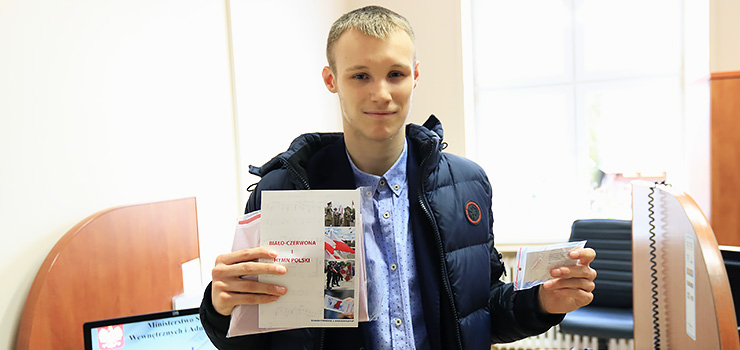 Elbląg: Koperta w prezencie do paszportu. Ministerstwo obdarowuje 18-latków