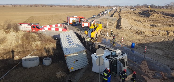 Na objeździe DK7 przewrócił się TIR. Bardzo duże utrudnienia w ruchu w obu kierunkach