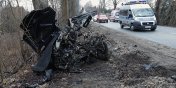 Audi uderzyo w drzewo i rozpado si na dwie czci. Droga 504 zablokowana (aktualizacja)