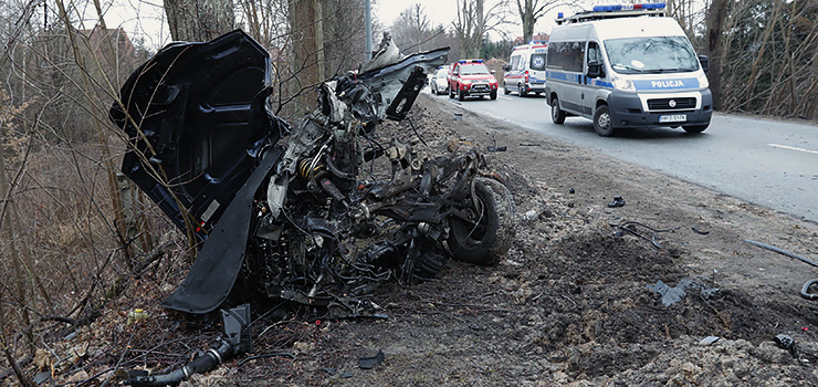 Audi uderzyło w drzewo i rozpadło się na dwie części. Droga 504 zablokowana (aktualizacja)