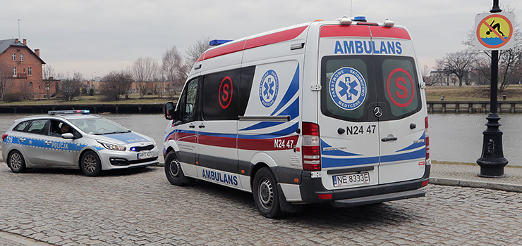 Mężczyzna wpadł do rzeki Elbląg! Gdyby nie przechodnie mogło dojść do tragedii