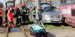 Osob�wk� wjecha� pod tramwaj. Wypadek na ul. P�k. D�bka
