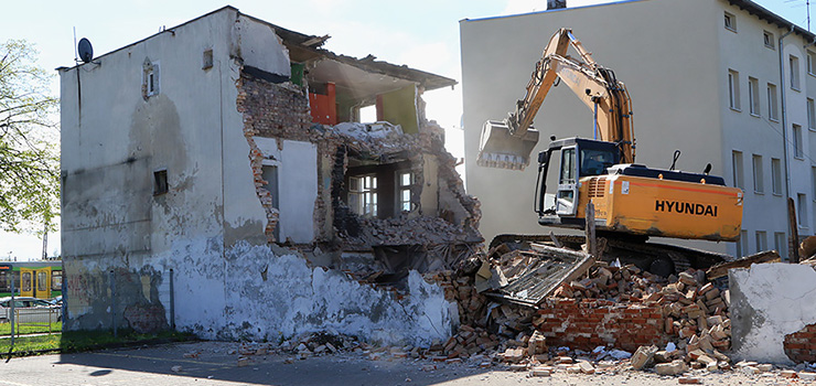 Rozbiórka obiektu przy al. Grunwaldzkiej. Zniknął budynek z 1907 r. - zobacz zdjęcia