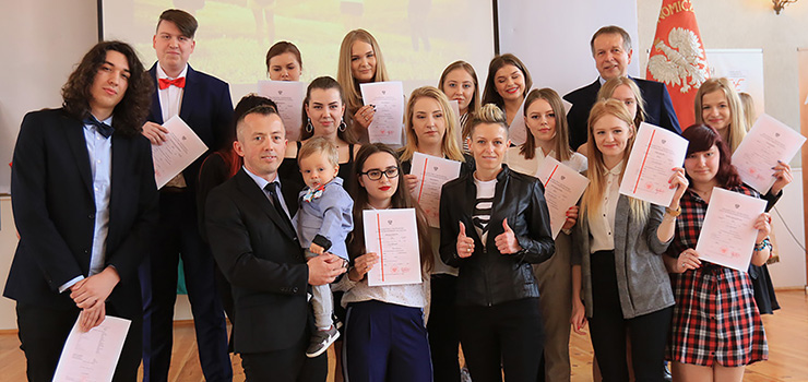 Zobacz zdjęcia z rozdania świadectw maturzystów ZSEiO