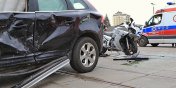  Motocyklista zderzy si z osobowym volvo. Dwie osoby przetransportowano do szpitala