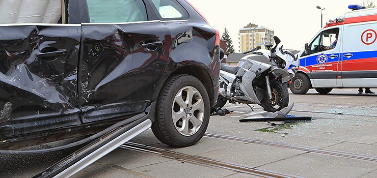 Motocyklista zderzył się z osobowym volvo. Dwie osoby przetransportowano do szpitala