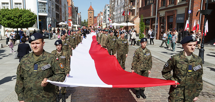 Odsoniciem historycznej flagi Polski z 1928 r. uczczono w Elblgu 2 maja!
