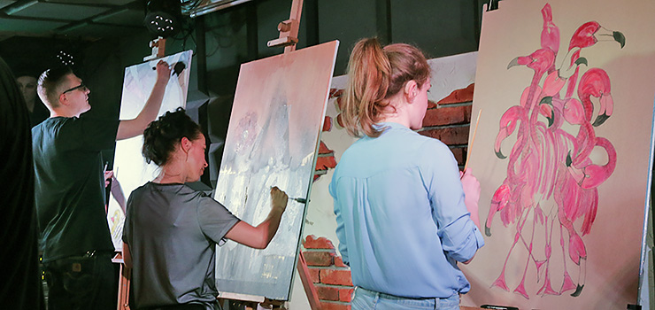 Pomagają Izie zmiażdżyć raka. Bitwa na rysunki, tym razem w szczytnym celu