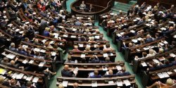"PiS nawarzy piwa, wypijemy je wszyscy". Elblska opozycja o obnikach poselskich pensji