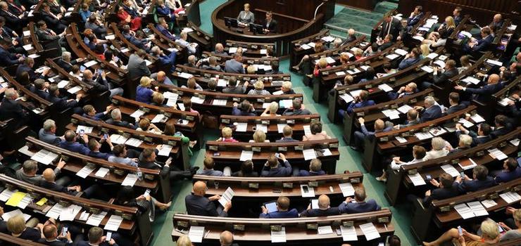 "PiS nawarzył piwa, wypijemy je wszyscy". Elbląska opozycja o obniżkach poselskich pensji