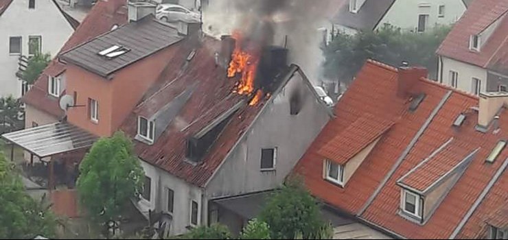 Pożar pustostanu na Zatorzu. Strażacy walczą z ogniem