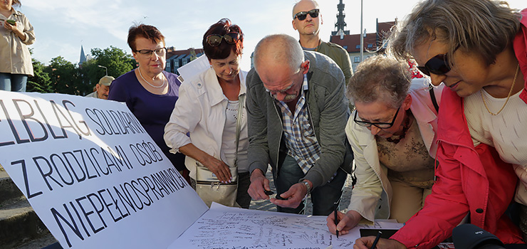 "Niepenosprawni nie s obywatelami drugiej kategorii". Elblanie solidarni z protestujcymi w Sejmie