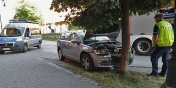 Samochd uderzy w drzewo. Poszkodowane s trzy osoby