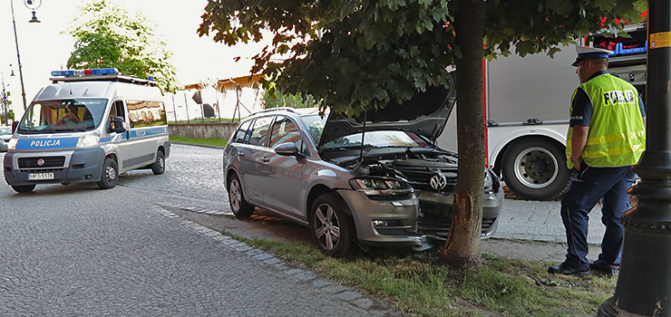 Samochód uderzył w drzewo. Poszkodowane są trzy osoby