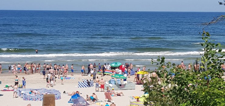 Śmierć na plaży w Sztutowie. Z wody wydobyto mężczyznę,  nie udało się go uratować 