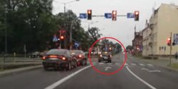 Zobacz materia� video i pom� ustali� pirata drogowego 