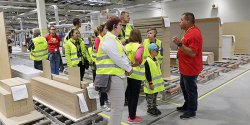 Mieszkacy zobaczyli, jak przebiega proces produkcyjny mebli