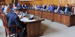 Dyskusja radnych nie miaa koca. „Przypominam, e kampania wyborcza nie zostaa jeszcze ogoszona”