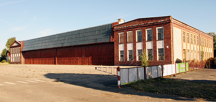"Chcemy ucywilizowa elblskie lotnisko". Aeroklub stara si o powojskowy hangar, co na to radni?