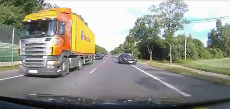 Jechała "na czołówkę" i zmusiła innego kierowcę do wjechania do rowu - zobacz film