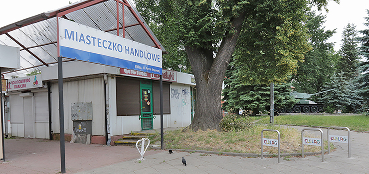 „Drobny biznes przegrywa walkę z supermarketami”. Jak wygląda sytuacja handlujących w miasteczku „przy czołgu”?