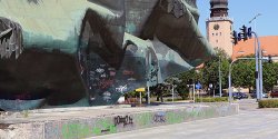 To ju� 43 lata od ods�oni�cia. Pomnik Odrodzenia... "przypomina z�om"