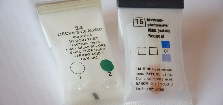 Ul. Jaśminowa: Dwaj mężczyźni próbowali schować narkotyki pomiędzy siedzeniami auta