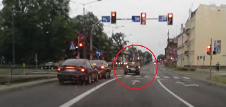33-latek wiózł dziecko do przedszkola – tym usprawiedliwiał jazdę na... czerwonym świetle