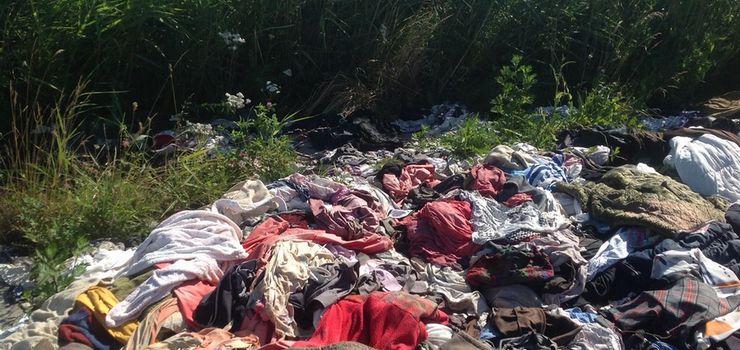 Drużno "tonie" w szmatach. Ktoś urządził sobie nad jeziorem śmietnik! - zobacz zdjęcia