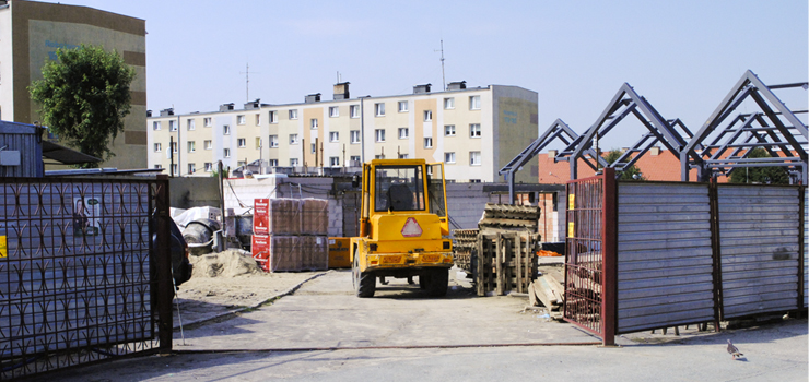 Sprawdzilimy, co dzieje si na targowisku miejskim. "Stawiamy ciany konstrukcyjne pawilonw"