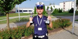 Elbl�ski policjant najlepszy w kierowaniu ruchem - zobacz film