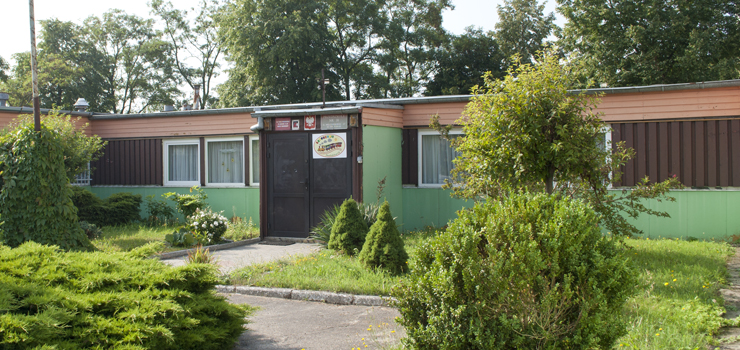 Zatorze. Wiatr zniszczył część dachu, to nie przyśpieszy przeprowadzki Przedszkola nr 18