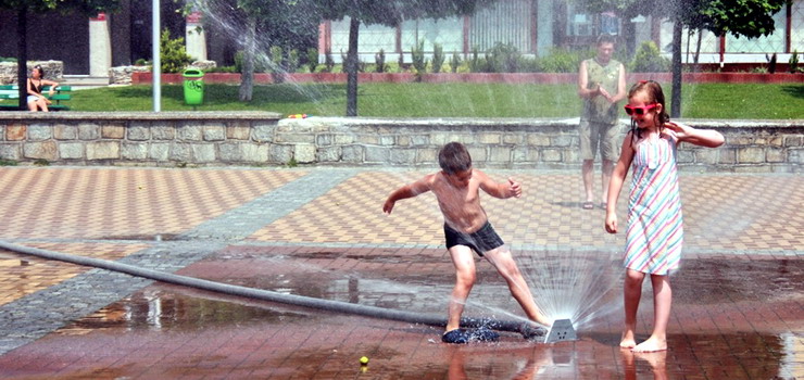 Miasto nie pomyślało o kurtynach wodnych? Z takiej ochłody mogą korzystać tylko mieszkańcy Zawady