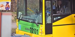 Rozbi� przedni� szyb� w autobusie komunikacji miejskiej, bo kierowca go obudzi�