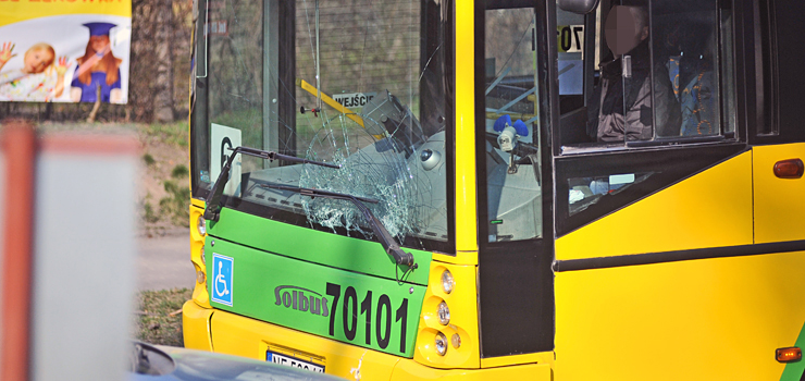 Rozbi przedni szyb w autobusie komunikacji miejskiej, bo kierowca go obudzi